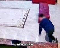 男子按摩后爬出洗浴中心逃单（男子是在凌晨5点时趁店员睡着偷偷爬走了）