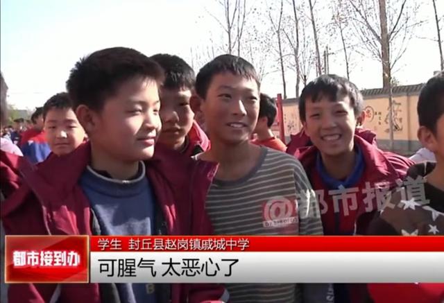 河南30多名学生食物中毒,数百家长堵校门,校长无奈痛哭:有苦衷