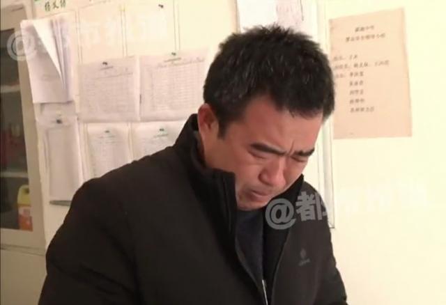 河南30多名学生食物中毒,数百家长堵校门,校长无奈痛哭:有苦衷