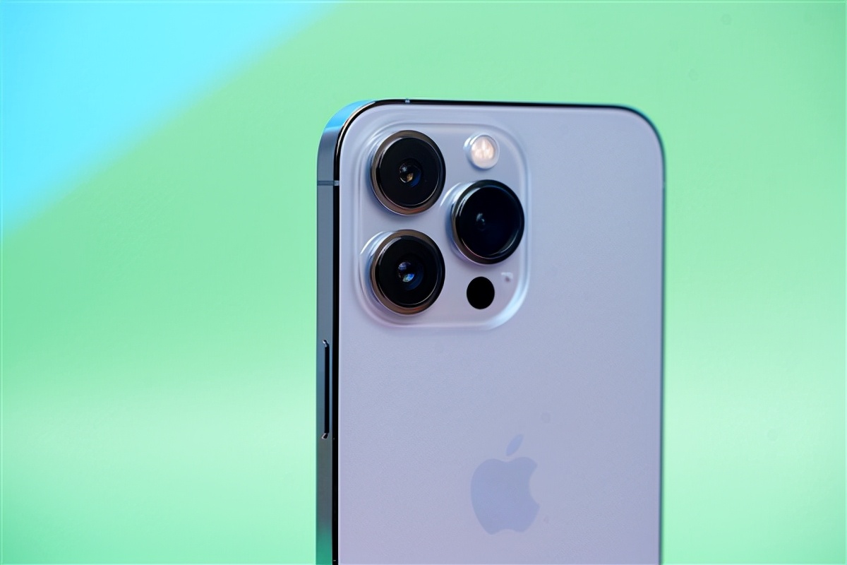 iPhone 13又翻车!苹果手机被曝出现红绿屏现象,网友:想摔手机