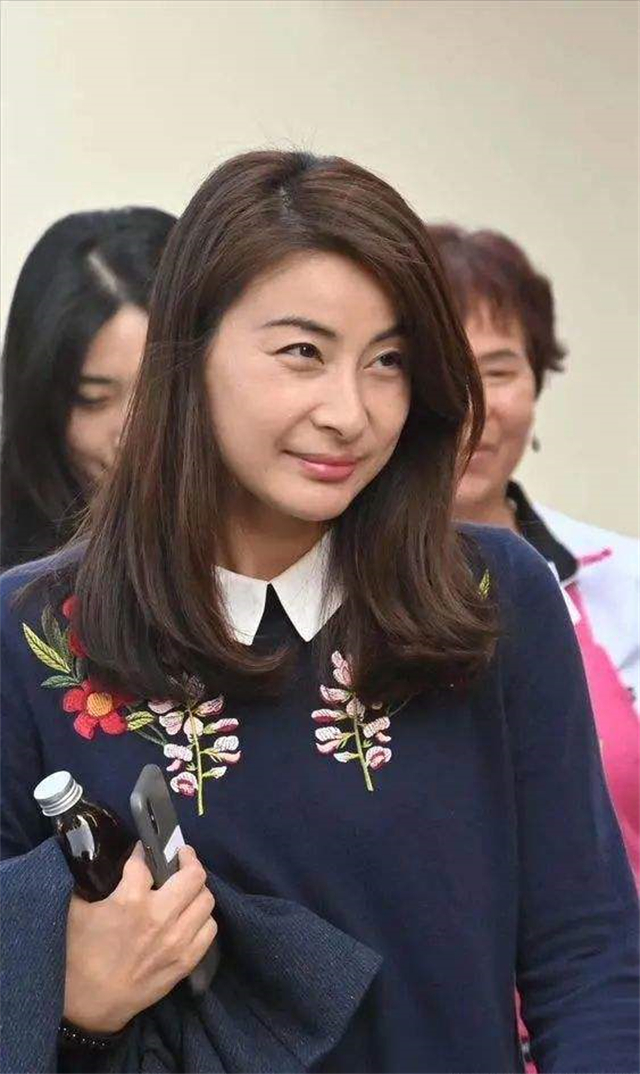 这张4人合影=15枚奥运金牌!40岁张怡宁郭晶晶保养好,像28岁美女
