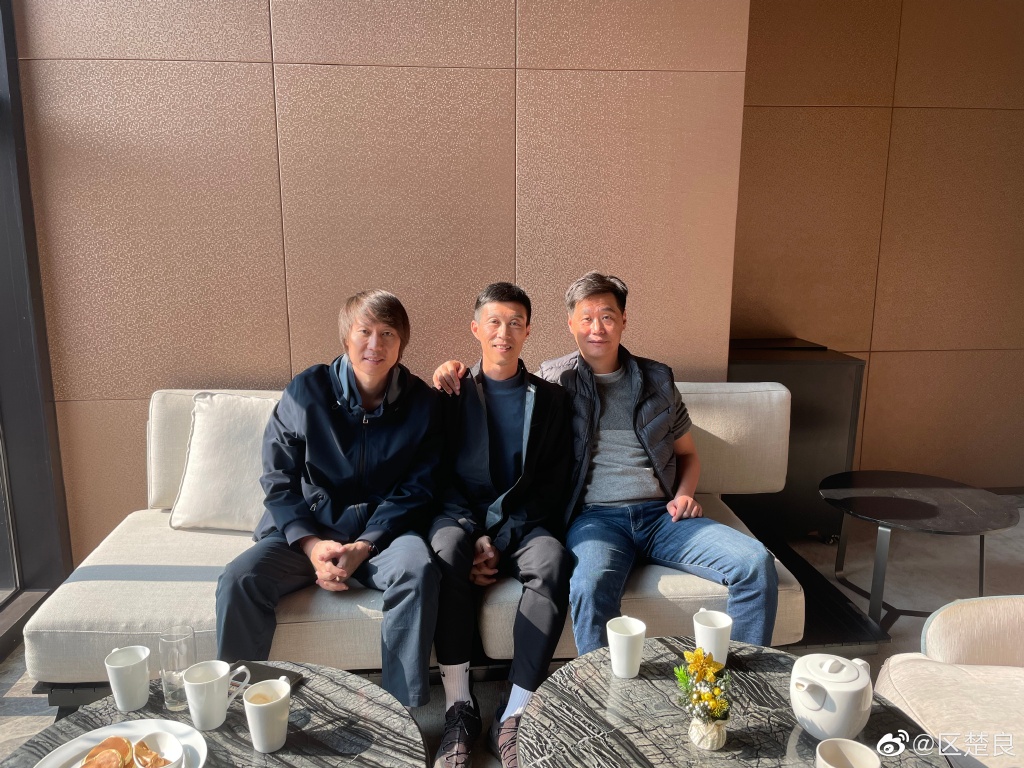 能说点啥?李铁下课后首度露面,和李霄鹏合影,媒体:对国足有利