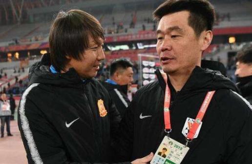 能说点啥?李铁下课后首度露面,和李霄鹏合影,媒体:对国足有利