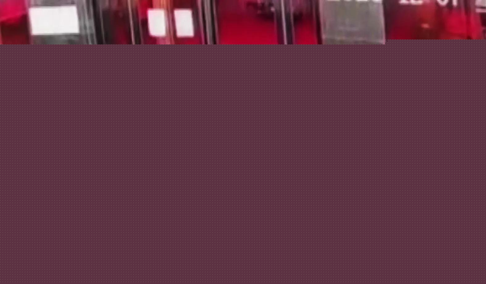 男子为从洗浴中心逃单,跪在地上往外爬,老板:500块而已,至于么