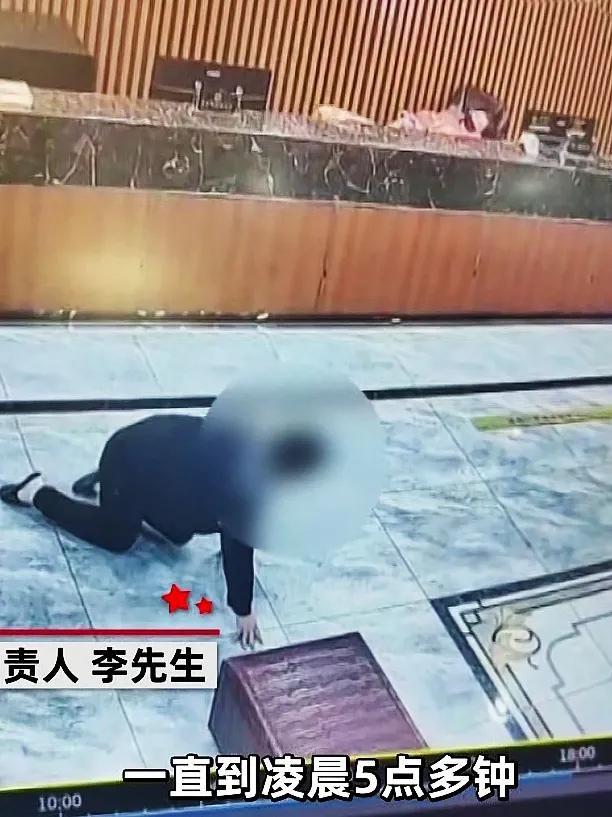 男子为从洗浴中心逃单,跪在地上往外爬,老板:500块而已,至于么