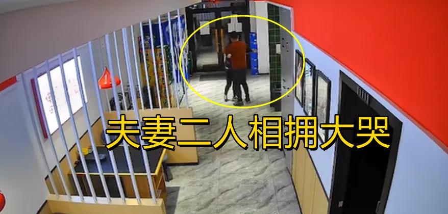 面对疫情下空荡荡的餐厅,老板夫妇相拥痛哭,网友感同身受