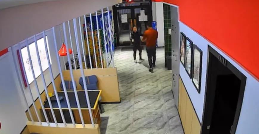 面对疫情下空荡荡的餐厅,老板夫妇相拥痛哭,网友感同身受