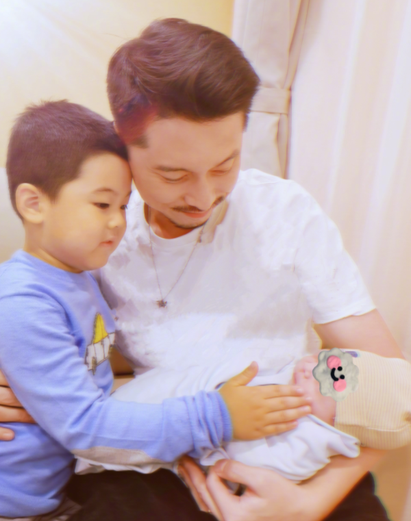 李小萌二胎产子!7斤重生了3小时,4岁大儿子看到妈妈就哭了