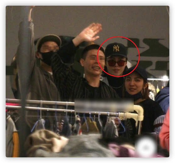 林瑞阳大儿子曝近况,现身咖啡厅卖二手衣服,拼命吆喝仍效果不佳