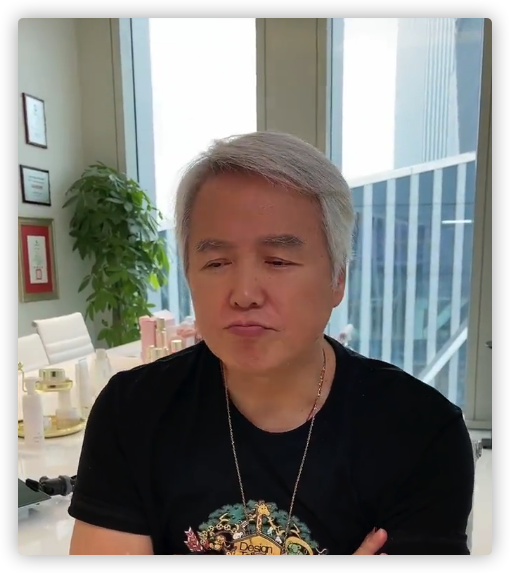 林瑞阳大儿子曝近况,现身咖啡厅卖二手衣服,拼命吆喝仍效果不佳