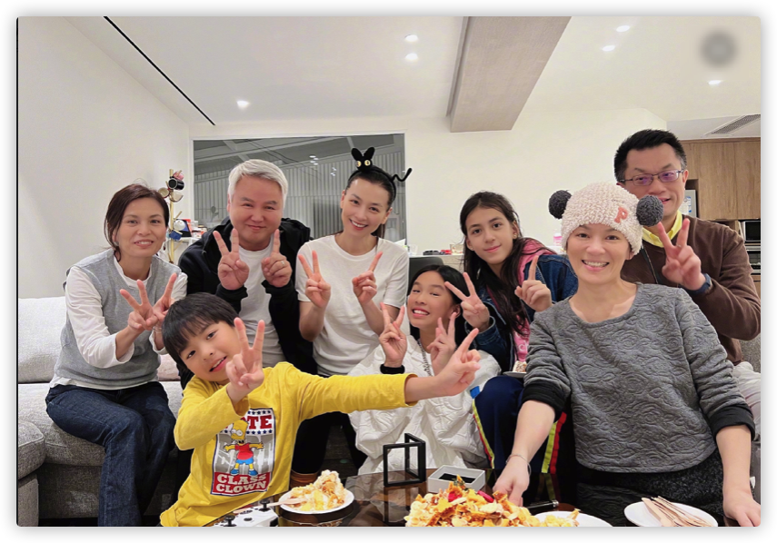林瑞阳大儿子曝近况,现身咖啡厅卖二手衣服,拼命吆喝仍效果不佳