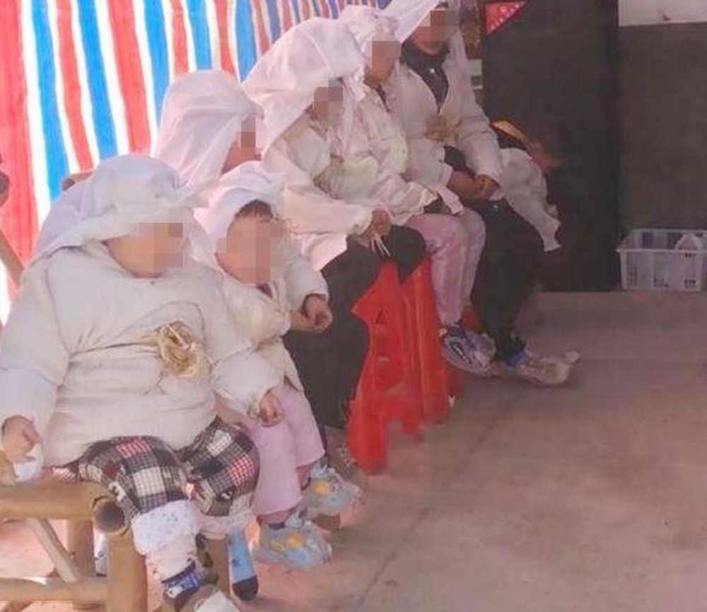 夫妻意外离世留下8个孩子,有人领养遭大伯拒绝:会当自己孩子养