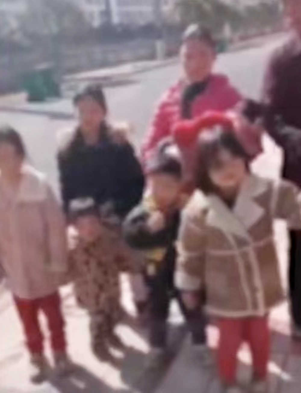 夫妻意外离世留下8个孩子,有人领养遭大伯拒绝:会当自己孩子养
