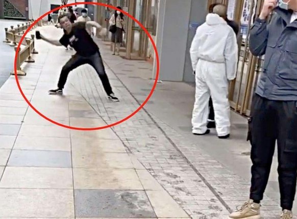 西安老外做核酸撒野,辱骂防疫人员“神经病”,不戴口罩还吐痰