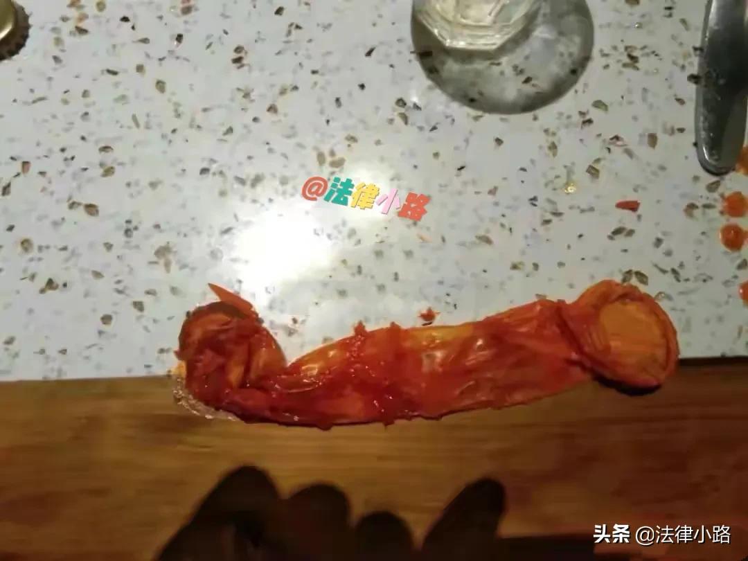男子火锅里吃出避孕套,找老板要说法,警方查明,竟是他自己放入