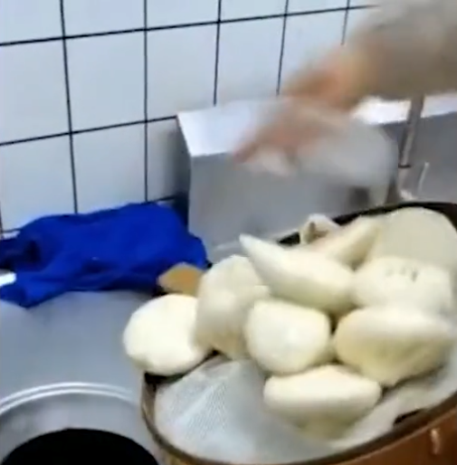 山东一餐饮店将整筐包子倒进垃圾桶,边倒边说:你们心疼我更心疼