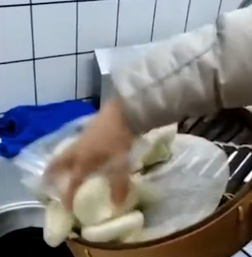 山东一餐饮店将整筐包子倒进垃圾桶,边倒边说:你们心疼我更心疼
