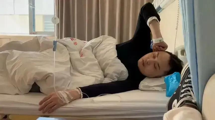 丈夫住院生活不能自理,老婆太过分,老公被气到闭眼……