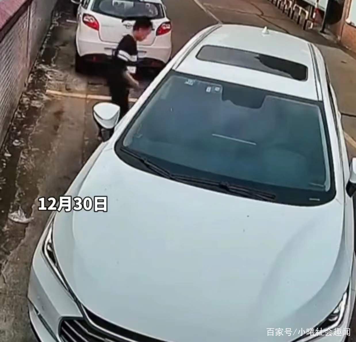 男子三次停不进车位,一咬牙硬生生把车拉进去,网友:他也怕丢人