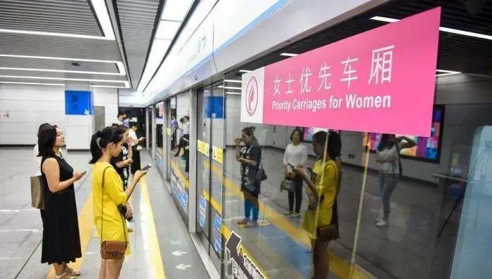 女子在女士车厢内挨个嘲讽男乘客引争议，该不该设置女士车厢？