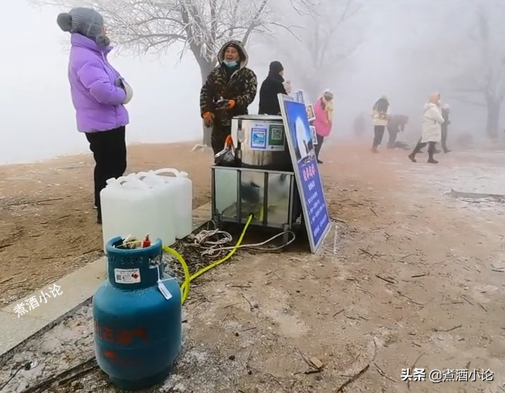 吉林丰满一个景区里，男子摆热水摊10元一舀子，供游客玩泼水成冰