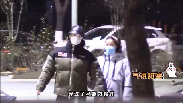 张晚意疑似恋情曝光,与女生一同回家被拍,两人亲密挽手不避嫌