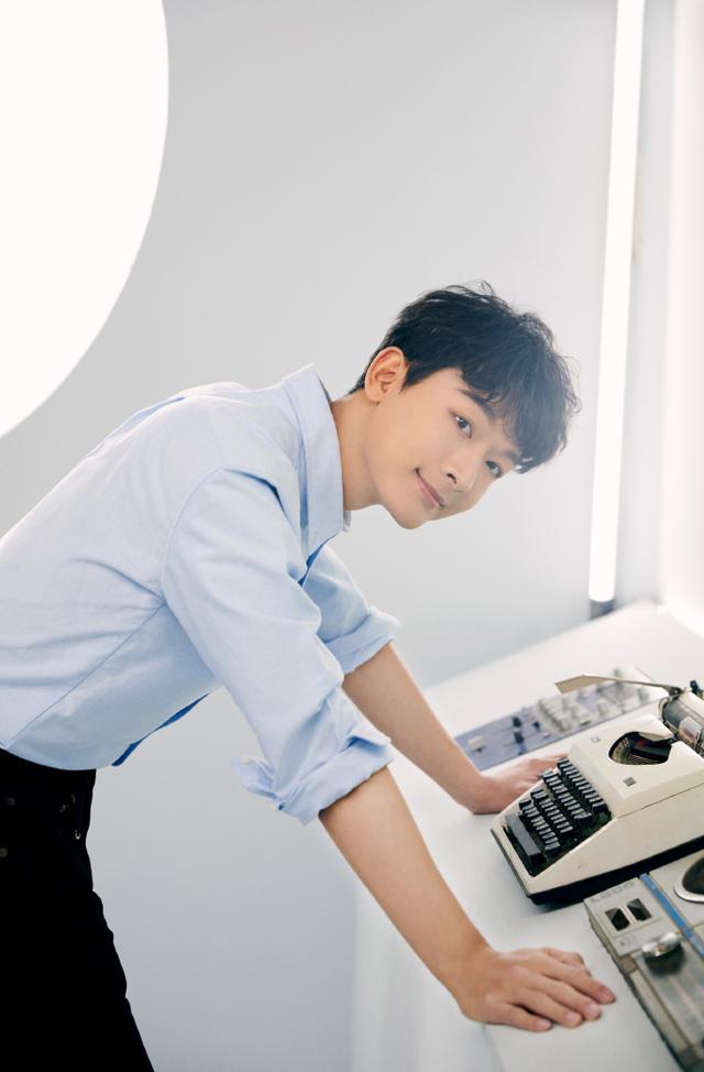 张晚意疑似恋情曝光,与女生一同回家被拍,两人亲密挽手不避嫌
